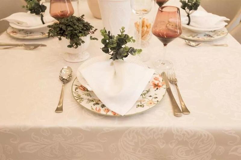 Toalha de Mesa Impermeável 4 Lugares 1,70x1,70m Jacquard - JOY DECOR Imagem de Toalha de Mesa Impermeável 4 Lugares 1,70x1,70m Jacquard
