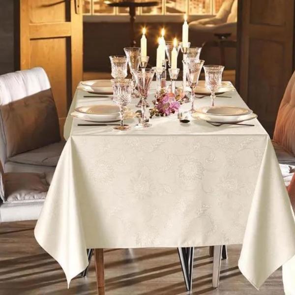 Toalha de Mesa Retangular 6 Lugares 1,60m X 2,20m Celebra Karsten Imagem de Toalha de Mesa Retangular 6 Lugares 1,60m X 2,20m Celebra Karsten