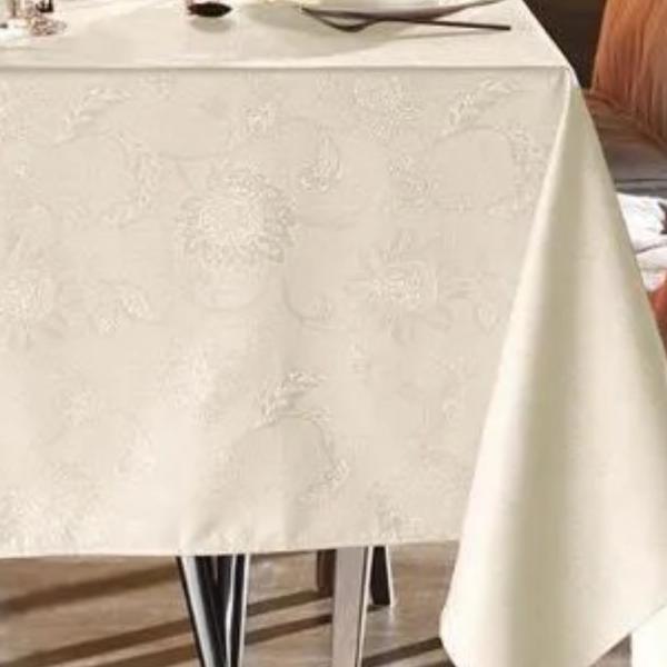 Toalha de Mesa Retangular 6 Lugares 1,60m X 2,20m Celebra Karsten Imagem de Toalha de Mesa Retangular 6 Lugares 1,60m X 2,20m Celebra Karsten