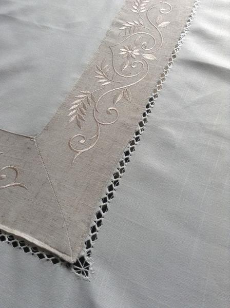 Toalha de Mesa Retangular 6 lugares 180x225cm Linho bordado - Rafimex Imagem de Toalha de Mesa Retangular 6 lugares 180x225cm Linho bordado - Rafimex