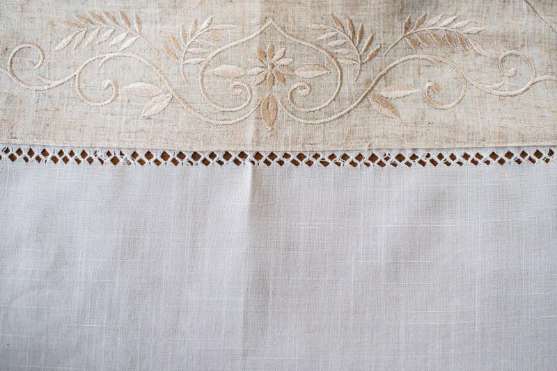 Toalha de Mesa Retangular 6 lugares 180x225cm Linho bordado - Rafimex Imagem de Toalha de Mesa Retangular 6 lugares 180x225cm Linho bordado - Rafimex