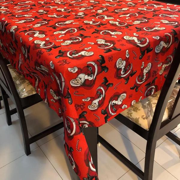 Imagem de Toalha de Mesa Retangular Gorgurinho Papel Noel Fundo Vermelho - 2,20m x 1,50m Largura