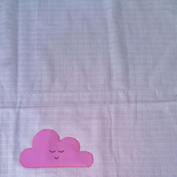 Imagem de Toalha de ombro para bebe personalizada com nuvem fralda quadriculada