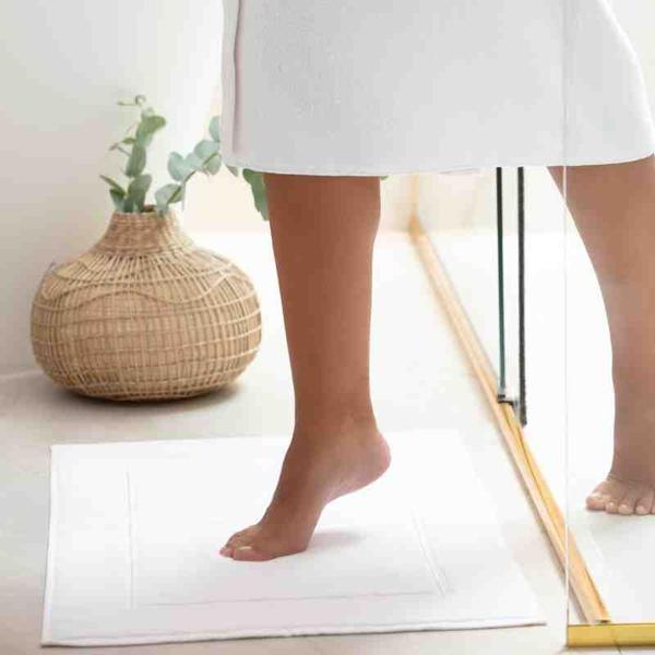 Toalha de Piso Confort 48x80 cm Branco Kacyumara Imagem de Toalha de Piso Confort 48x80 cm Branco Kacyumara