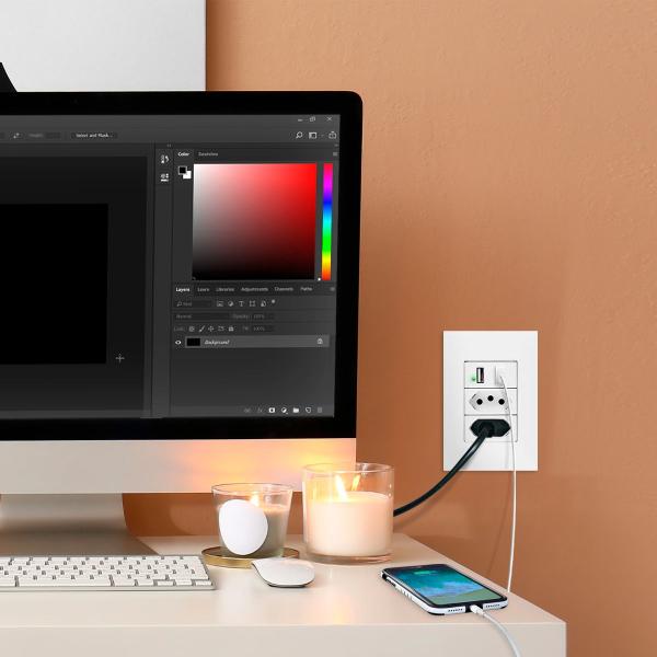Imagem de Tomada de Parede com Entradas USB para Dispositivos Móveis
