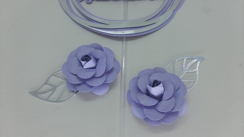 Topo de Bolo Enfeite Feliz Aniversário Flores Lilás - MIWL ART Imagem de Topo de Bolo Enfeite Feliz Aniversário Flores Lilás