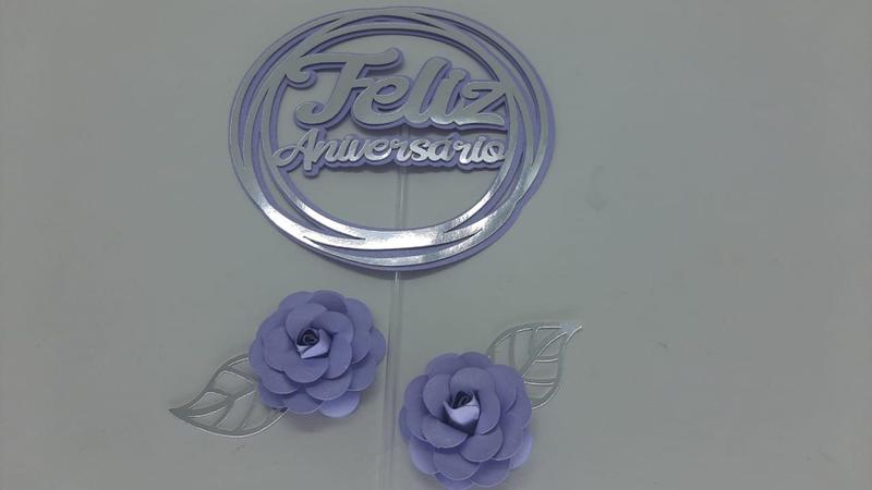 Topo de Bolo Enfeite Feliz Aniversário Flores Lilás - MIWL ART Imagem de Topo de Bolo Enfeite Feliz Aniversário Flores Lilás