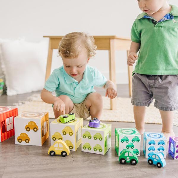 Imagem de Toy Melissa e Doug aninhando e classificando garagens e carros