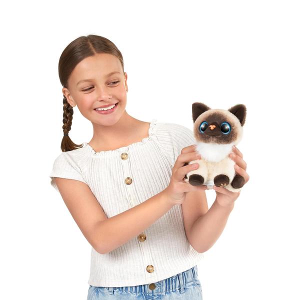 Imagem de Toy Pets Alive Smitten Kittens surpreende a gata birmanesa Bonnie