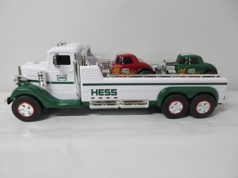 Imagem de Toy Truck Hess Flatbed Truck 2022 com Hot Rods com luzes e sons