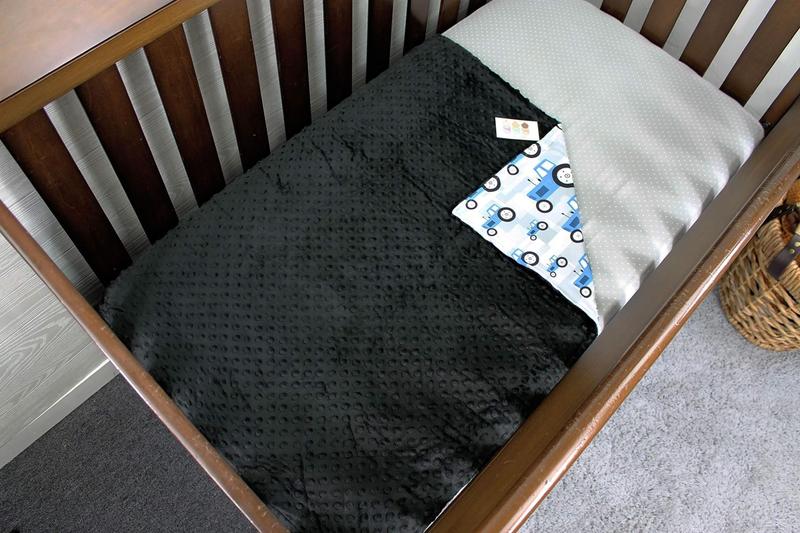 Imagem de Tratores azuis Baby Blanket Top Tots em cinza com Minky Dot preto