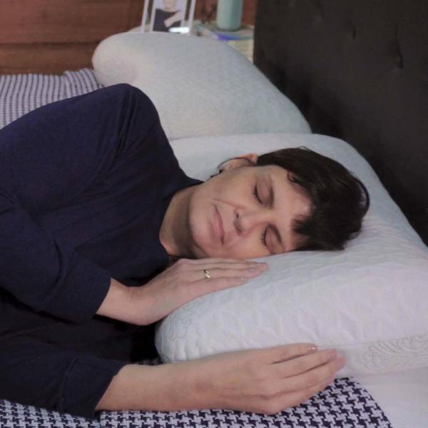 Travesseiro Macio Com Abertura Para Dormir De Lado - Theva Imagem de Travesseiro Macio Com Abertura Para Dormir De Lado
