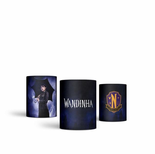 Trio Capas Cilindros Sublimado Wandinha Addams Tecido Veste - Prime Decor House Imagem de Trio Capas Cilindros Sublimado Wandinha Addams Tecido Veste