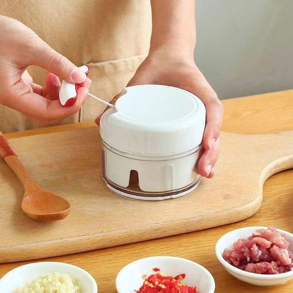 Imagem de Trituração perfeita para alho e outros ingredientes com o Mini Multiprocessador Triturador.