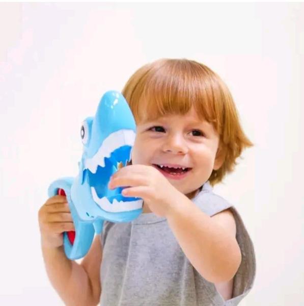 Imagem de Tubarão pega peixinhos brinquedo banho piscina banheira - buba