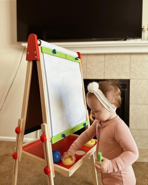 Imagem de Tudo-em-um de madeira Art Easel Hape para crianças com creme em rolo de papel