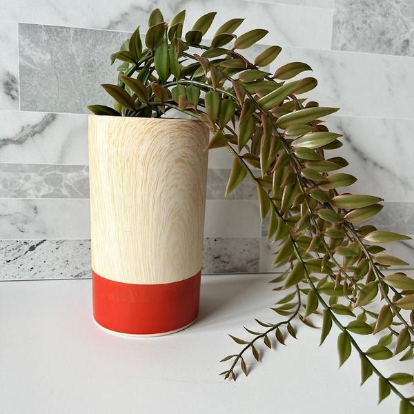Vaso de cerâmica decorativo com estampa amadeirada - Dünne It Imagem de Vaso de cerâmica decorativo com estampa amadeirada