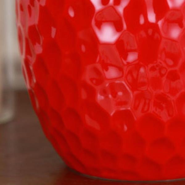 Imagem de Vaso seco vermelho e branco de cerâmica, flor de decoração caseira