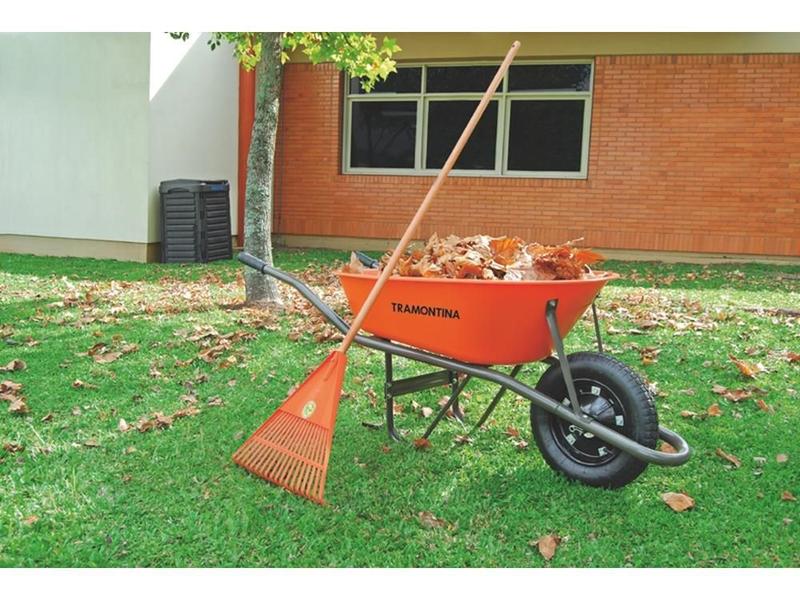 Vassoura plastica laranja 18 dentes sem cabo para jardim tramontina Imagem de Vassoura plastica laranja 18 dentes sem cabo para jardim tramontina