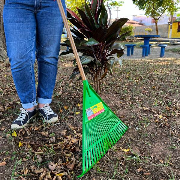 Imagem de Vassoura Trapp De Plástico 22 Dentes Ancinho Rastelo Para Jardim Com Cabo