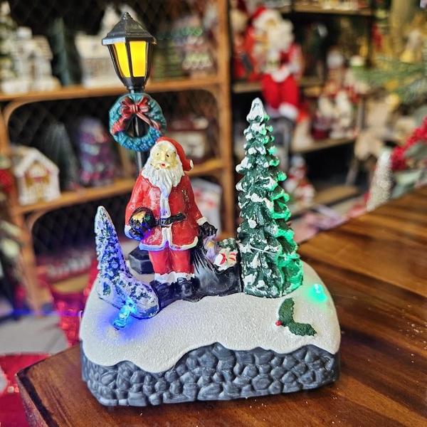 Imagem de Vila Natalina Cenário Nevado Poste Iluminado Papai Noel 13cm