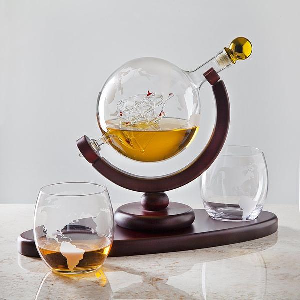 Imagem de Whiskey Decanter Globe Set com 2 Copos de Whisky Gravados - para Licor Scotch Bourbon Vodka, Presentes Para Homens - 850ml