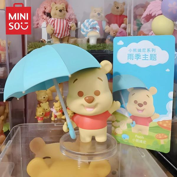 Imagem de Winnie the Pooh Temporada Chuvosa Tema Caixa Cega Modelo Boneca Kawaii Animação Crianças Brinquedos