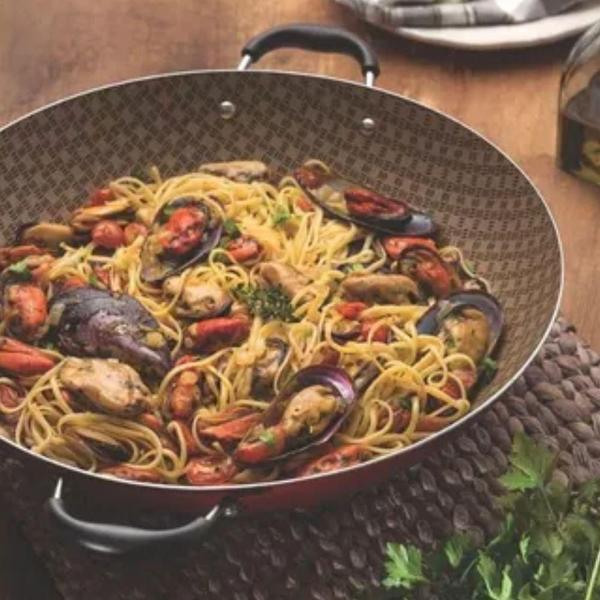 Wok Paris Vermelho Antiaderente 6L + Espumadeira Tramontina Imagem de Wok Paris Vermelho Antiaderente 6L + Espumadeira Tramontina