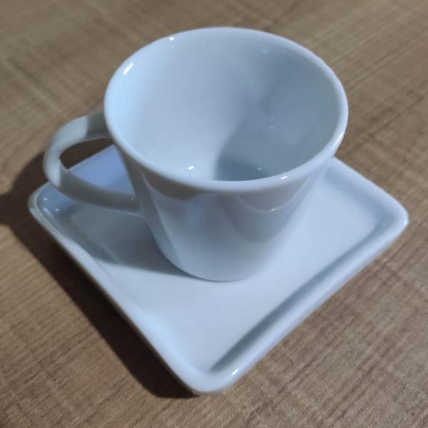 Imagem de Xícara de Café 90ml em Porcelana com Píres Quadrado Branca Germer