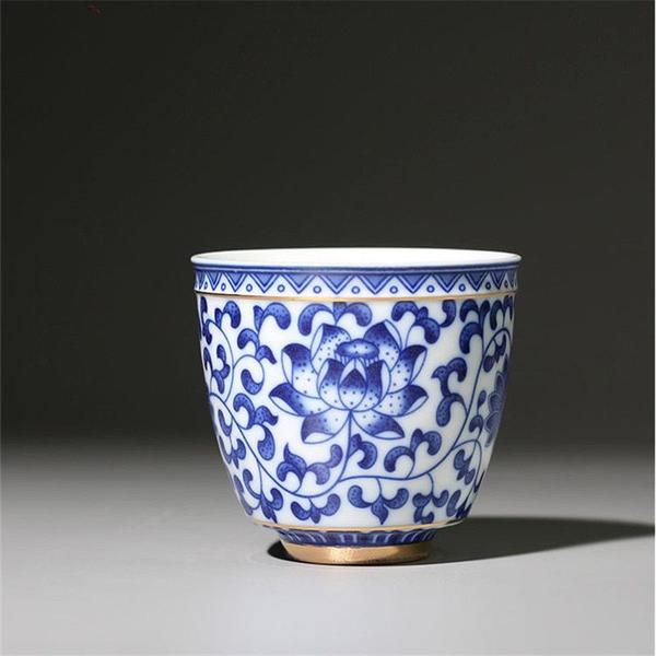 Imagem de Xícara de Chá de Porcelana Azul e Branca Jingdezhen - Pequena Tigela para Chá, Café ou Vinho