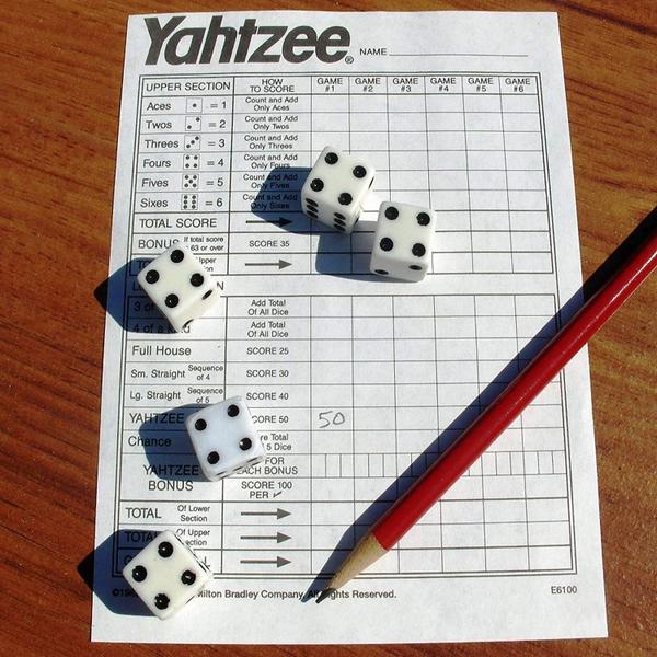 Imagem de Yahtzee Board Games Empacotado com Yahtzee Score Pads