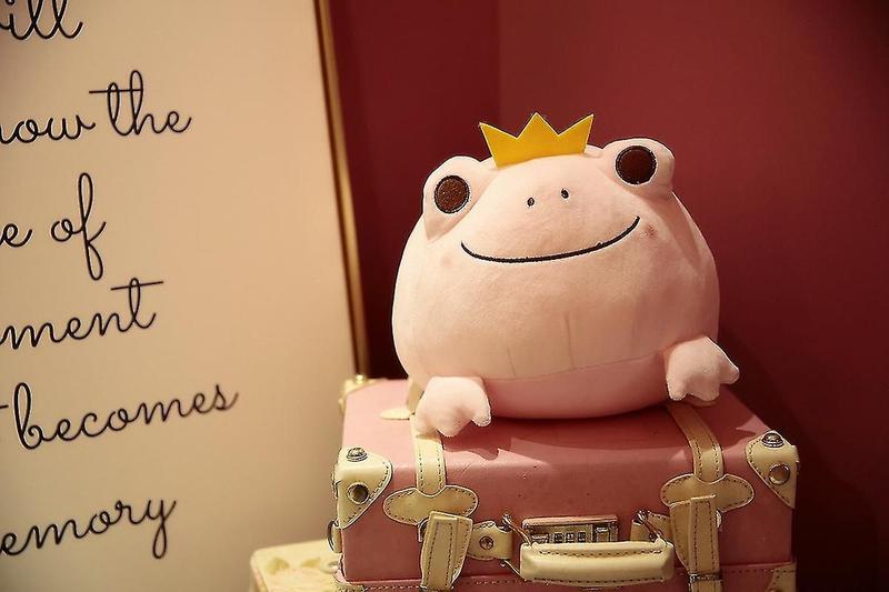 Yyh-cute Plush Crown Frog Stuffed Squishy Animal Toy Abraçando - Shimu Yequyasu - ESG Imagem de Yyh-cute Plush Crown Frog Stuffed Squishy Animal Toy Abraçando