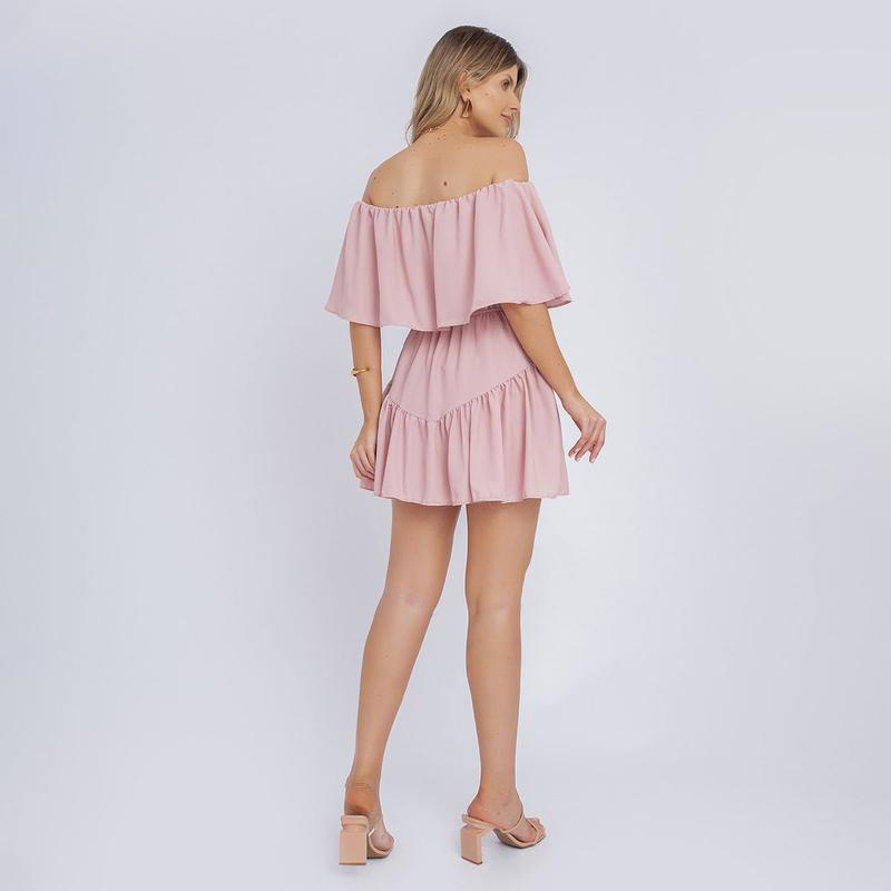 Imagen de un lujoso mono de crepé con top de estilo gitano, mangas cortas, volantes y corte holgado.