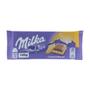 Imagem de 3 barras de chocolate milka ao leite com biscoito e creme