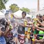 Imagem de 4 Lança Espuma Spray Neve Espuminha Festas E Fantasias - AXÉ BRASIL