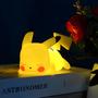 Imagem de Abajur Noturno Pikachu LED - Lâmpada de Mesa Macia e Kawaii - Decoração de Quarto Infantil