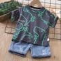 Imagem de Agasalho Infantil Dinossauro - Camiseta e Shorts Jeans para Meninos (1-5 anos)