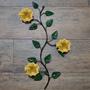 Imagem de Arranjo De Parede Com Folhas E Flores Em Ferro 3 Rosas Bege