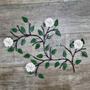Imagem de Arranjo De Parede Com Folhas Flores Em Ferro 4 Rosas Branco