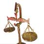 Imagem de balança peixes toda bronze símbolo de direito justiça