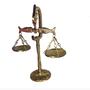 Imagem de balança peixes toda bronze símbolo de direito justiça