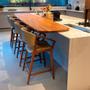 Imagem de Banqueta Cyndi 53cm Madeira Maciça com Braço  material sintético Fende - Sallar Home