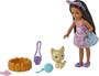 Imagem de Barbie Chelsea Doll (Morena) com Pet Kitten & Storytelling Acessórios incluindo Pet Bed, Cat Toys & More, Toy for 3 Year Olds & Up