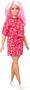 Imagem de Barbie Fashionistas Doll 151 com cabelo rosa comprido vestindo um top &amp saia vermelho paisley, tênis brancos &amp pulseira scrunchie, brinquedo para crianças de 3 a 8 anos de idade