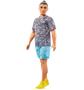 Imagem de Barbie Ken Fashionistas 204 Cabelo Castanho Coque Camiseta Shorts Paisley Tênis Amarelo HPF80 Mattel