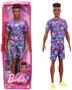 Imagem de Barbie Ken Fashionistas Boneca 162 com cabelo moreno enraizado vestindo top roxo gráfico, shorts &amp sapatos amarelos, brinquedo para crianças de 3 a 8 anos de idade