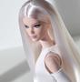 Imagem de Barbie Signature Looks Boneca (Alto, Loiro) Boneca de moda totalmente posable vestindo vestido branco & botas de plataforma
