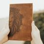 Imagem de Bíblia com capa de couro meio leão texas nut