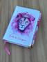 Imagem de Bíblia NTLH Leão rosa Forte e corajosa com abas adesivas pink coladas
