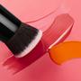 Imagem de Blush Brush e.l.f. Camo Liquid com cerdas macias e densas veganas